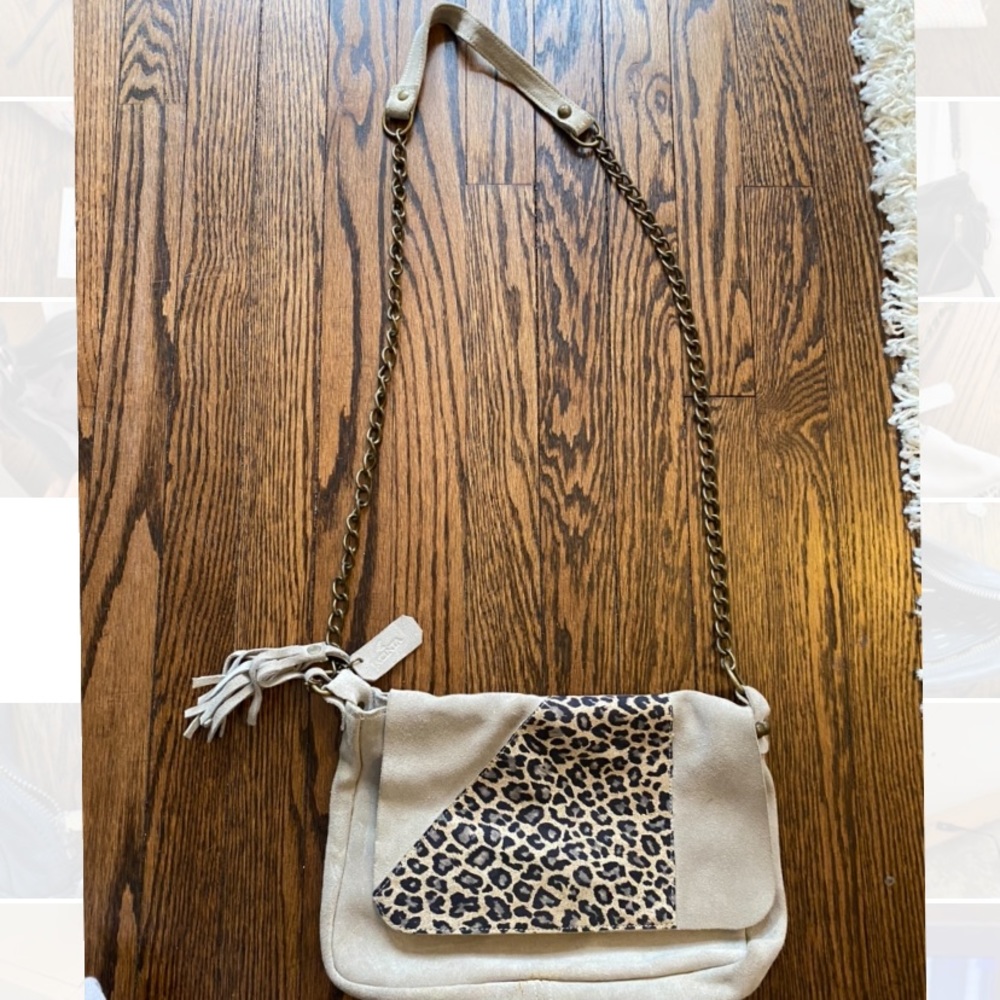 Adorable beige handbag with cheetah pattern.
